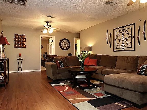 Living room before remodel