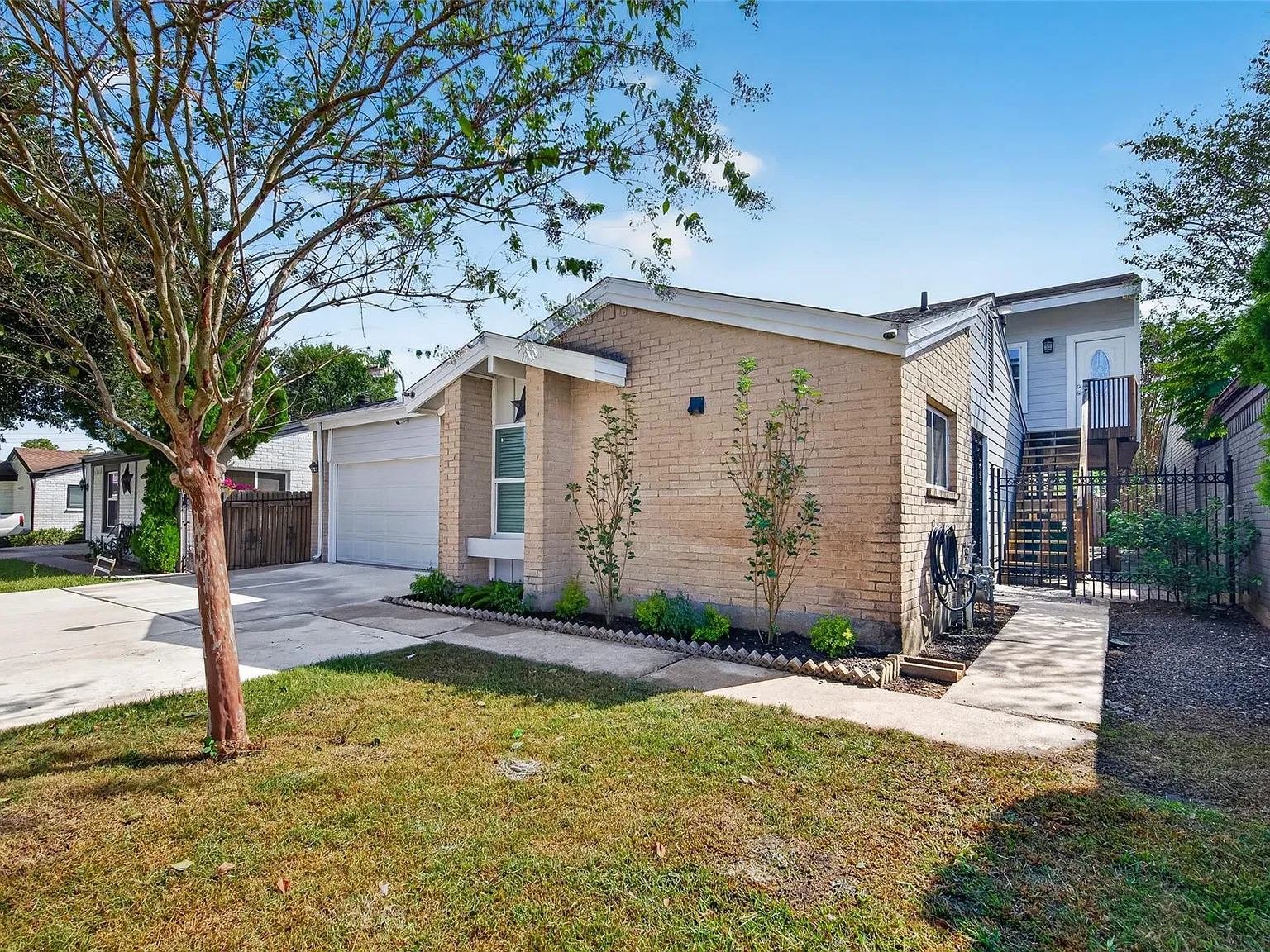 3 bed, 2.0 bath, 2223 sqft, $2,200 — Photo 3