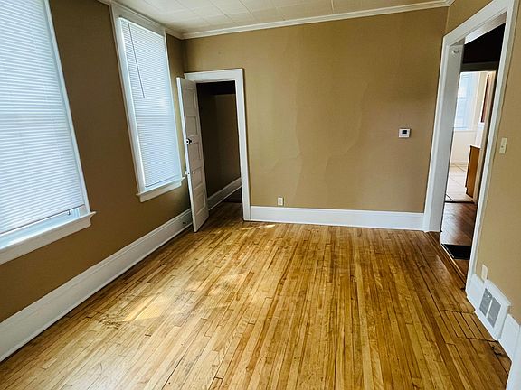 3rd image of 2407 N Farwell Ave Unit 1