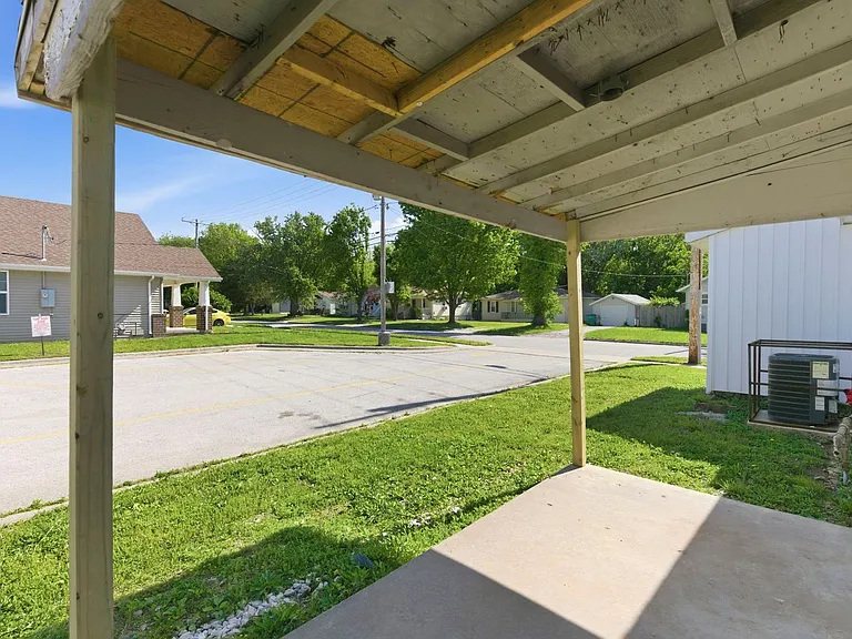 1339 E Division St — Photo 21