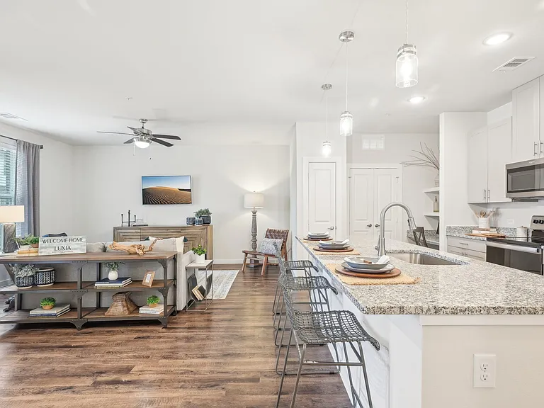 Luxia Rockwall Downes — Photo 11