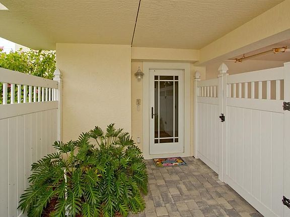 2nd image of 4076 Silver Palm Dr