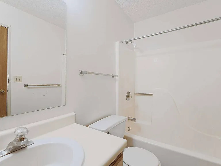 Cambridge Apartments — Photo 38