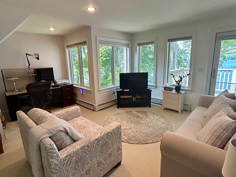 Upstairs den and office area with Smart TV, desk area, pull out sleep sofa, and more lake views.
