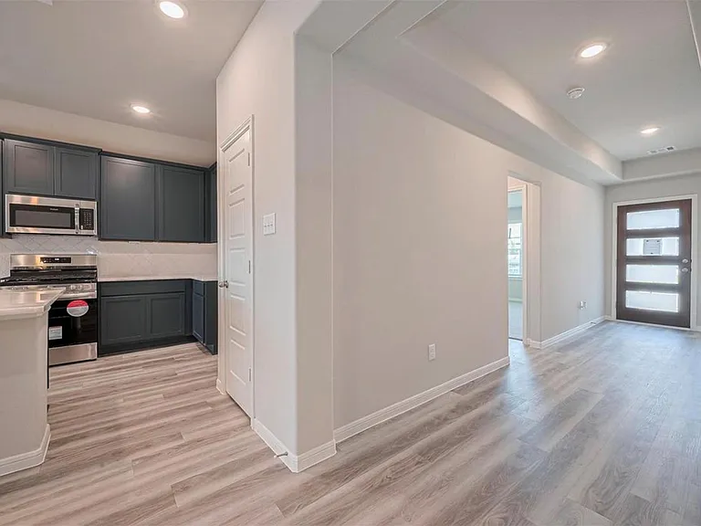 5818 Capri Forest Dr — Photo 3