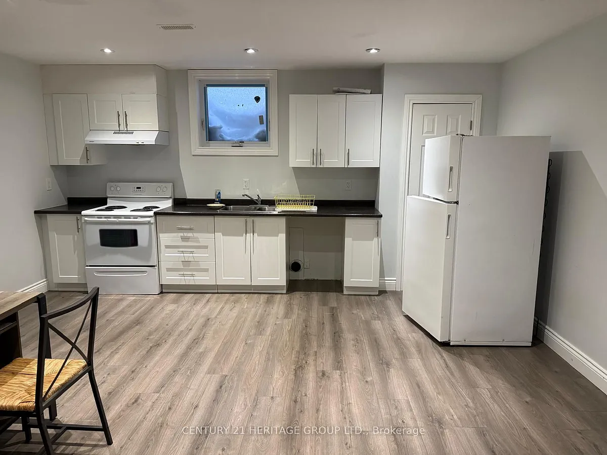 Building Photo - 5 Amber Cres #B