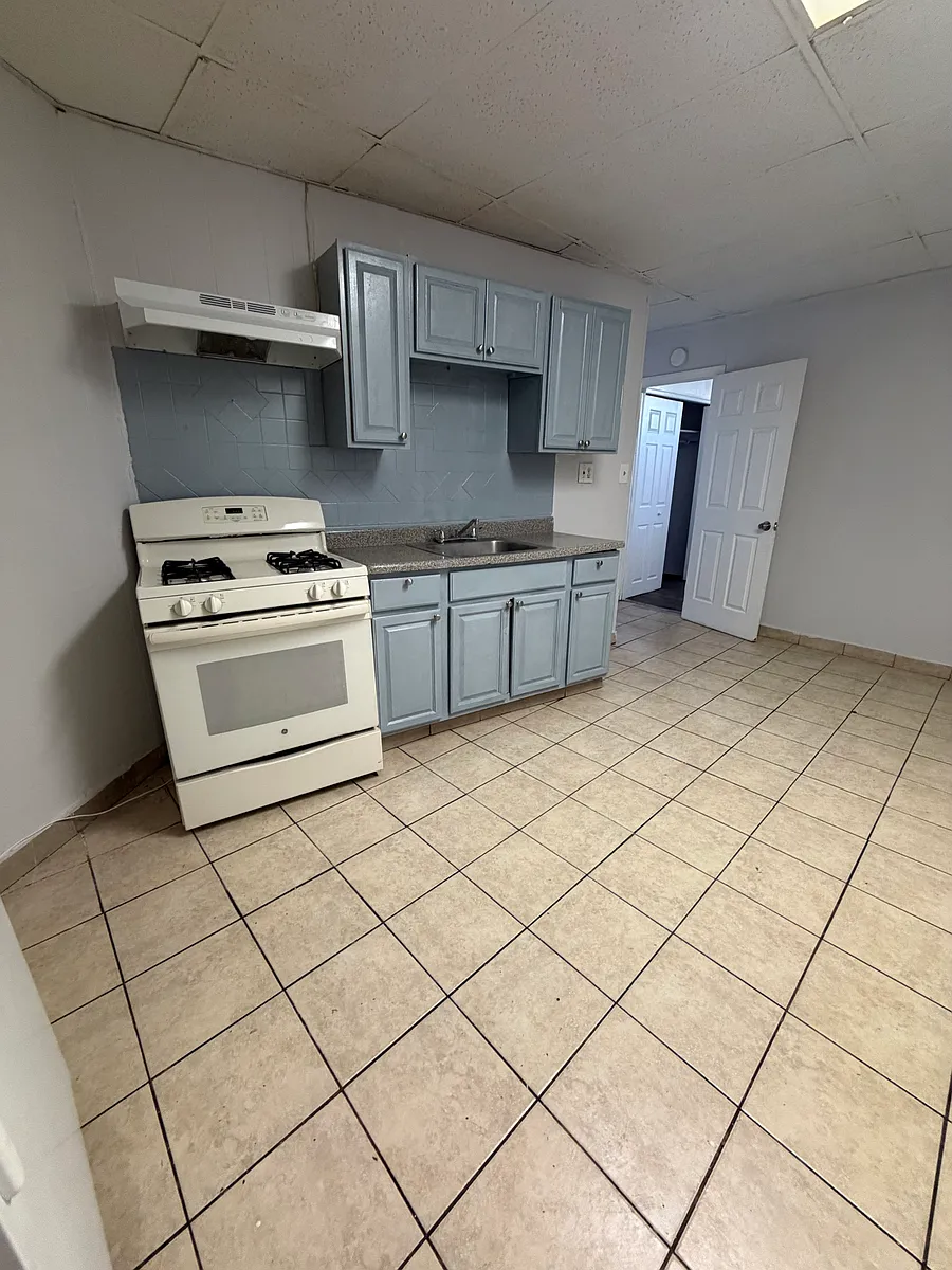 Building Photo - 1158 E Broad St #1