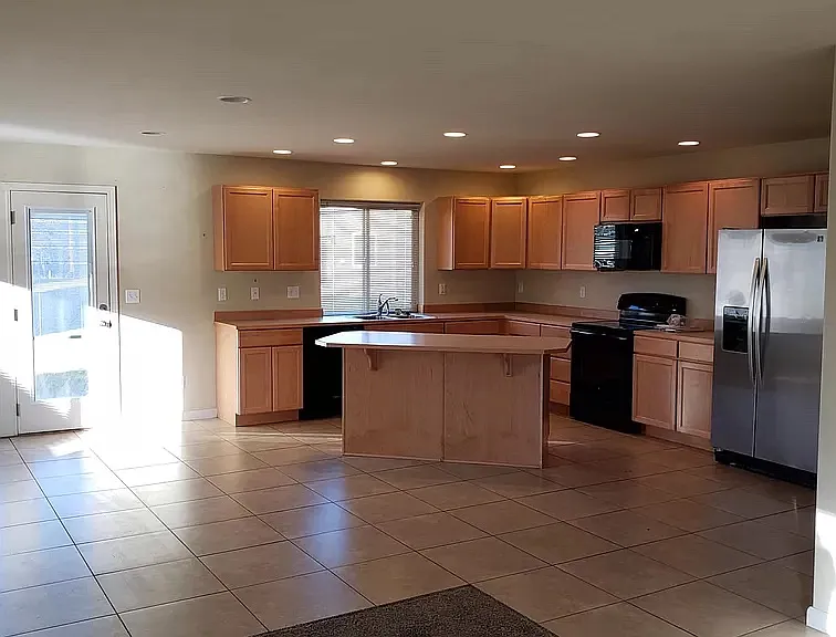 2405 N Water St — Photo 4