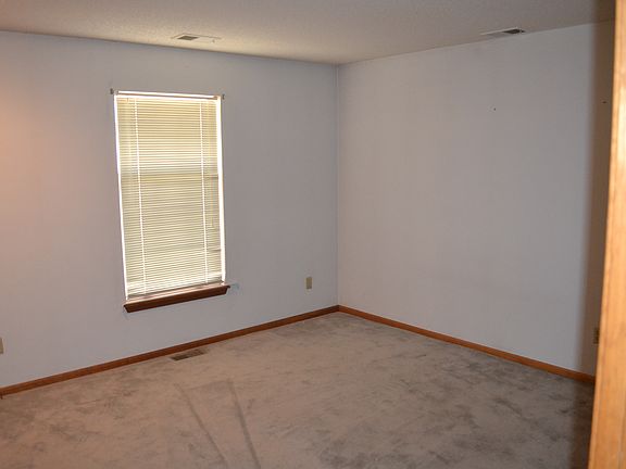 3rd image of 440 NW Chateau Dr