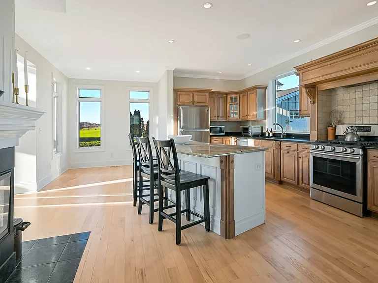 788 Reeves Ave — Photo 6
