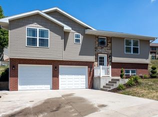 3517 Eclipse Cir, Dubuque, IA 52003