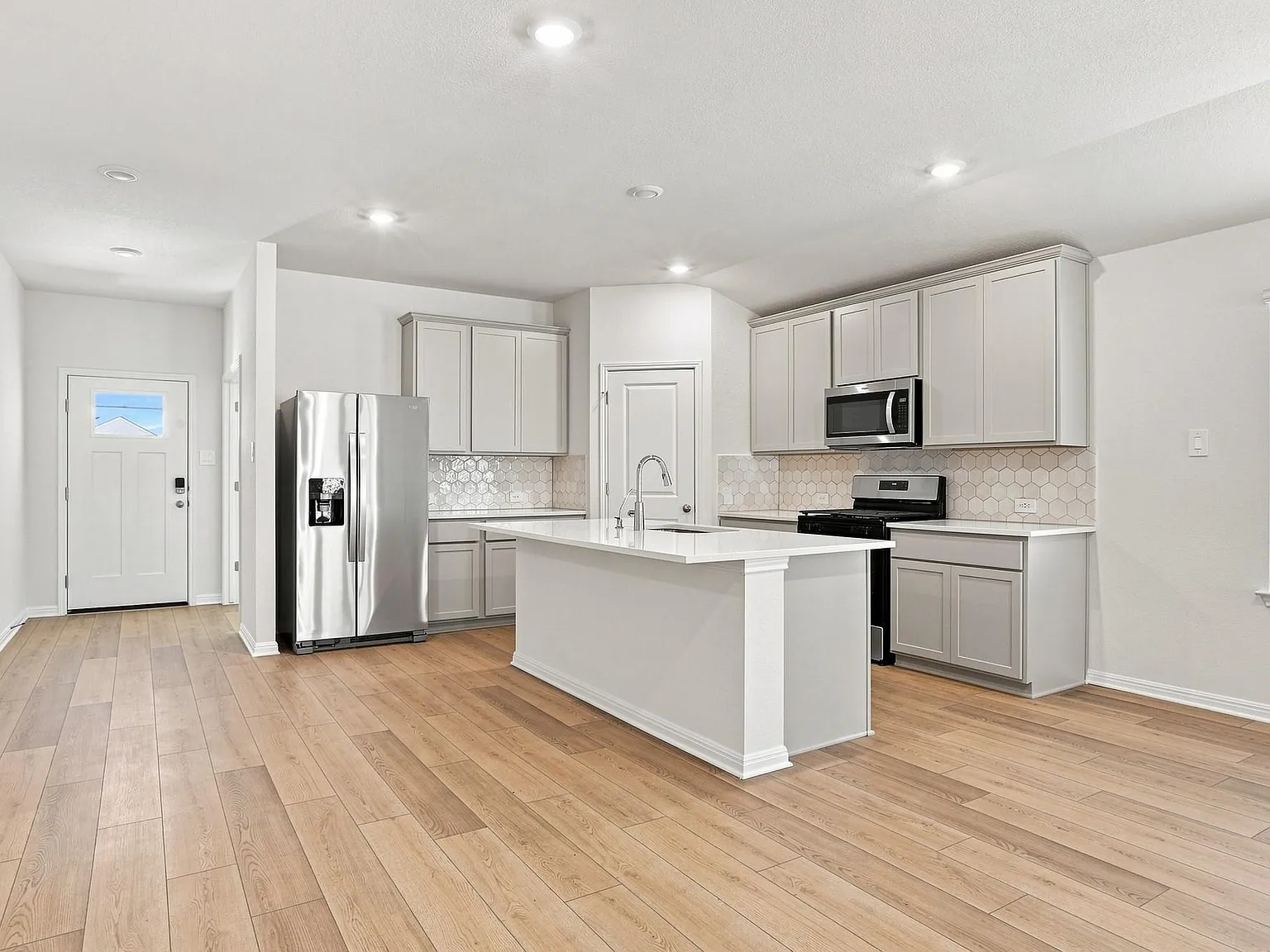 3 bed, 2.0 bath, 1825 sqft, $2,300 — Photo 4