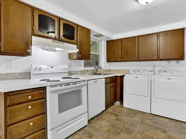 Division 890, 890 NW Division St APT 5A, Gresham, OR 97030