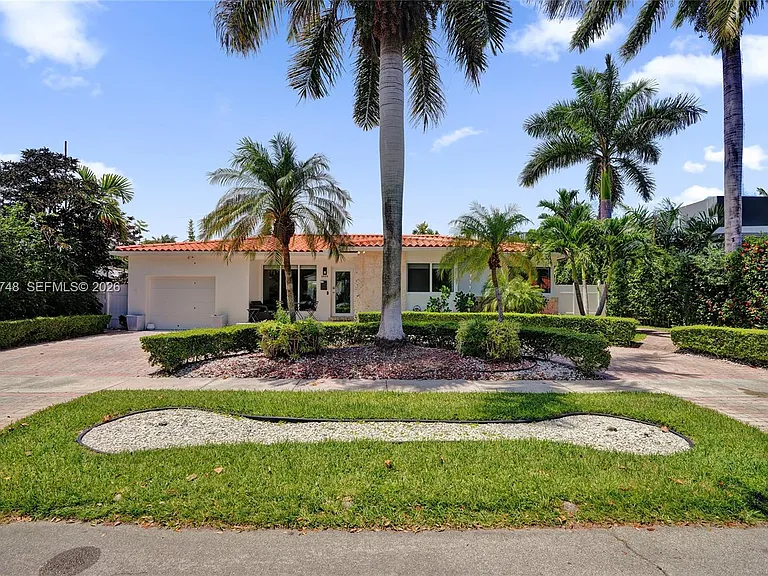 2025 Alamanda Dr — Photo 2