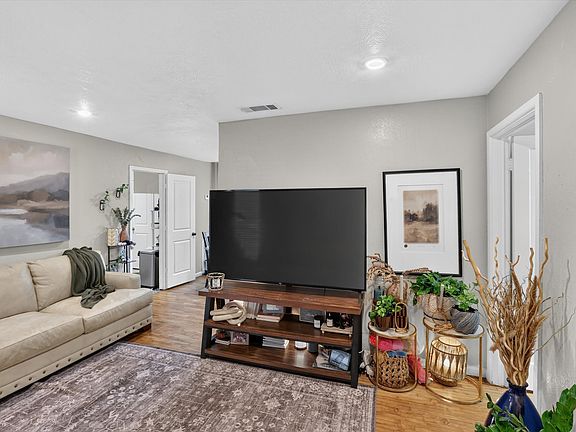 5th image of 10518 Dawn Dr