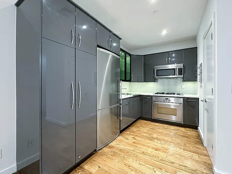 210 E 35th St #6B — Photo 2