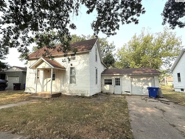 305 S Locust St, Inman, KS 67546