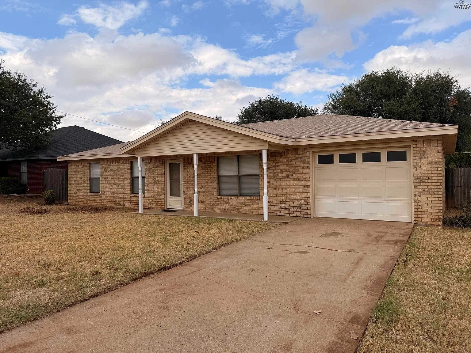 3 bed, 1.0 bath, 1209 sqft, $1,495 — Photo 1