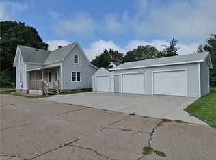 608 University St, Pella, IA 50219