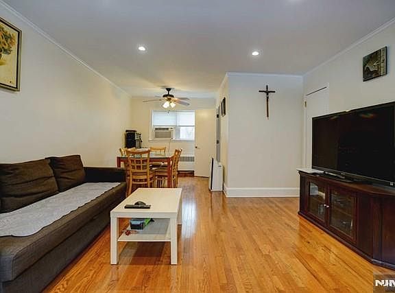 4th image of 295 Tenafly Rd APT I