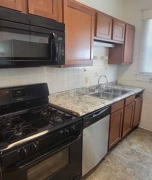 2015 Summit St — Photo 10