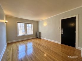 2110 W Ainslie St, Chicago, IL