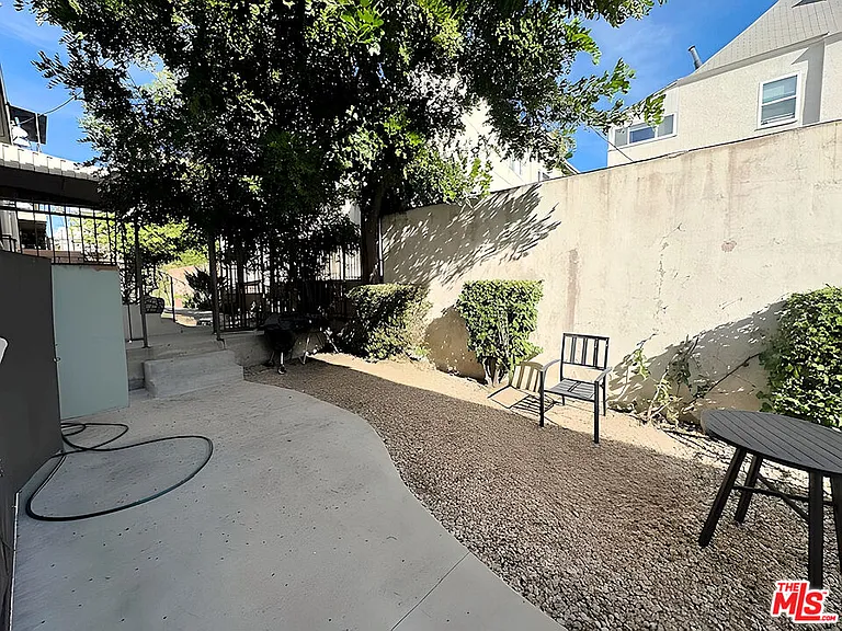 470 S Mariposa Ave — Photo 13