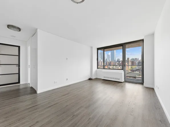 270 West 17th Street image 1 of 10