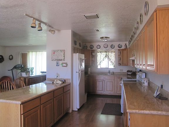 3rd image of 705-580 Travis Ln