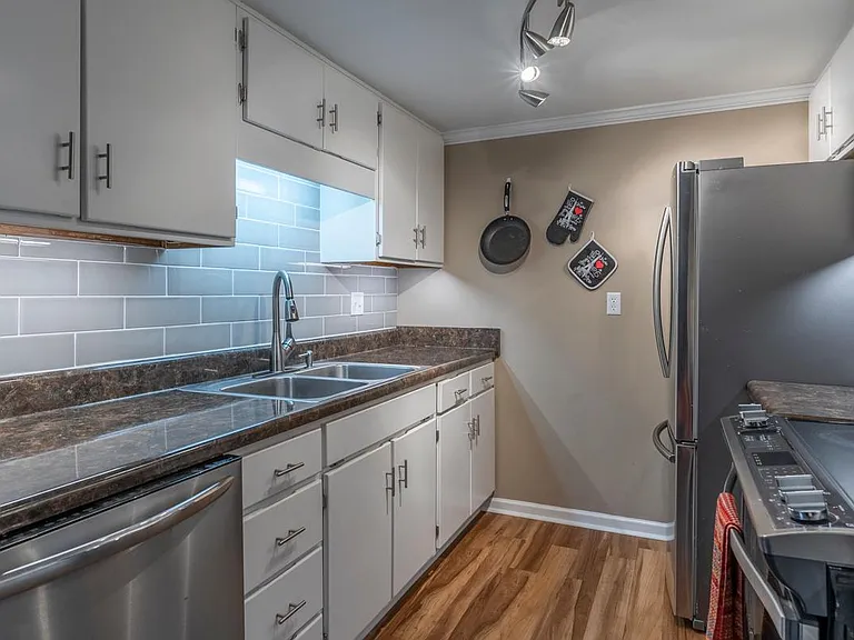 510 E Gillespie St #B8 — Photo 16