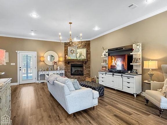 2nd image of 104 Samantha Dr