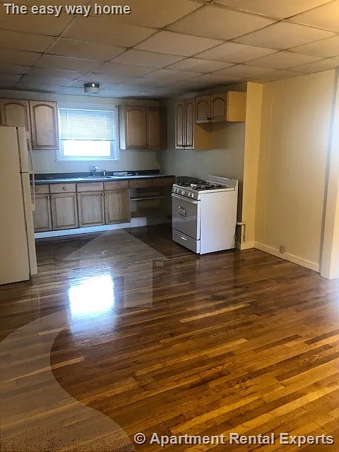 3 bed, 1200 sqft, $2,800 — Photo 2