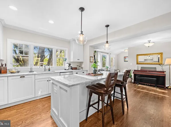 2722 Woodley Pl, Falls Church, VA 22046