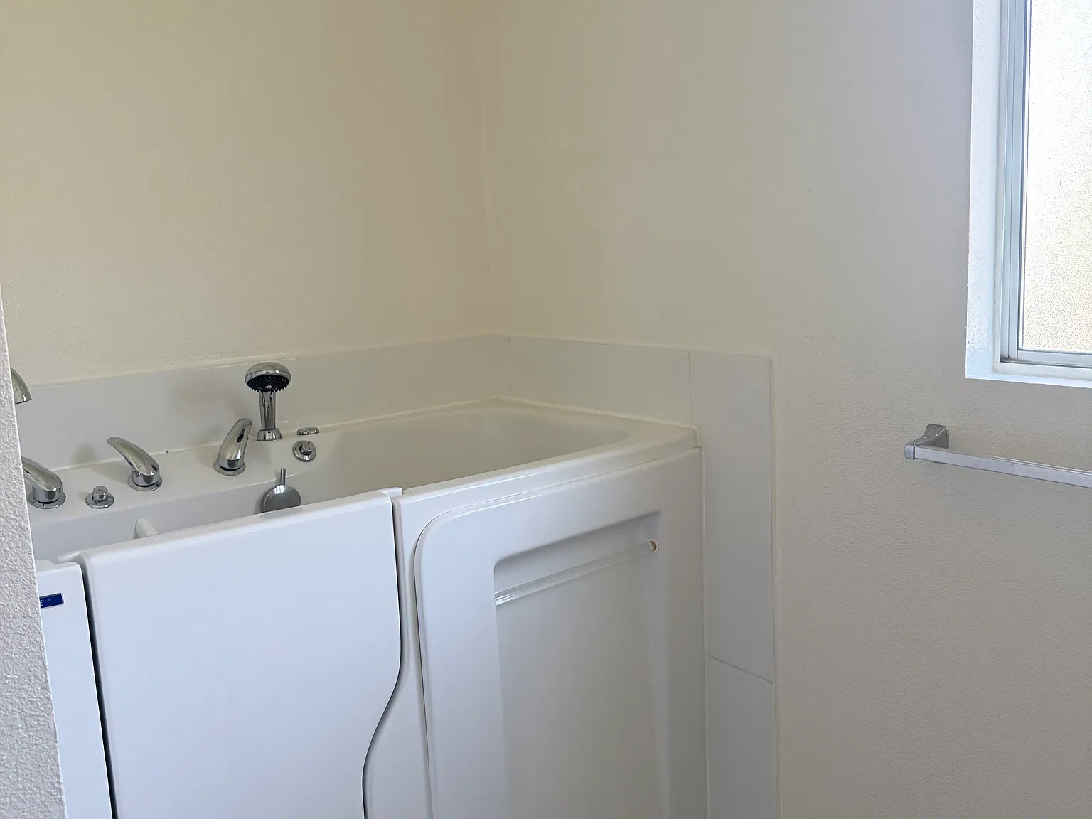 4 bed, 1374 sqft, $2,500 — Photo 3