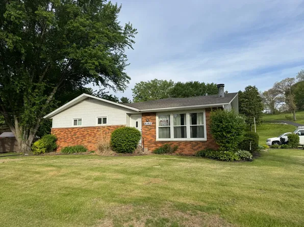 6582 Valley Dr, Bettendorf, IA 52722