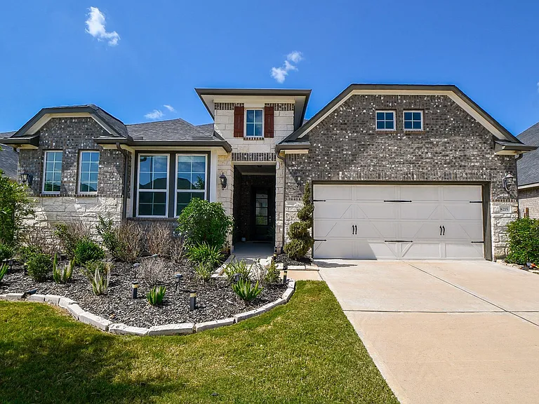 8215 Longear Ln — Photo 1