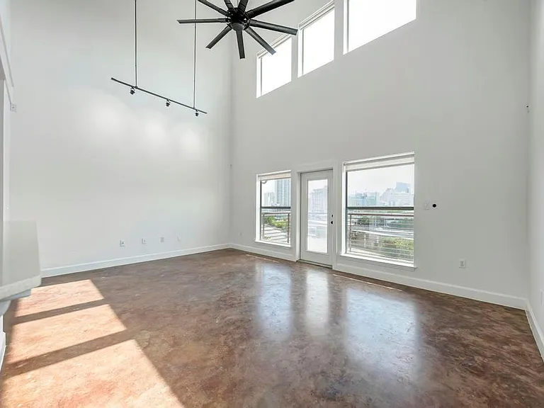 807 E 14th St #305 — Photo 20