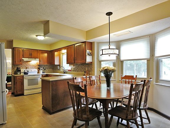2nd image of 10121 Wellington Dr