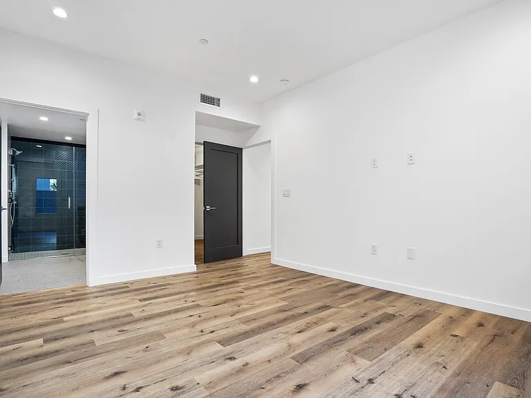5022 Whitsett Ave #101 — Photo 10