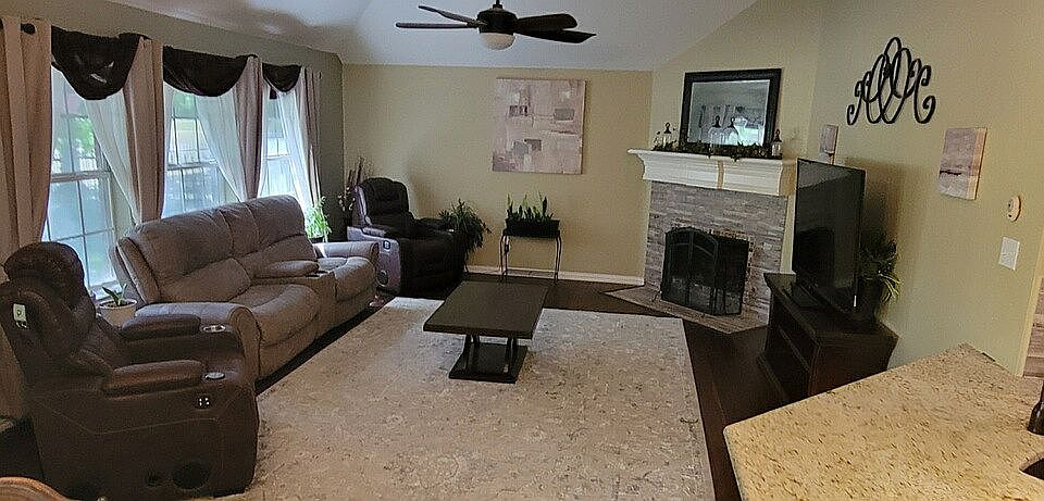 1st image of 2733 Lakeside Dr