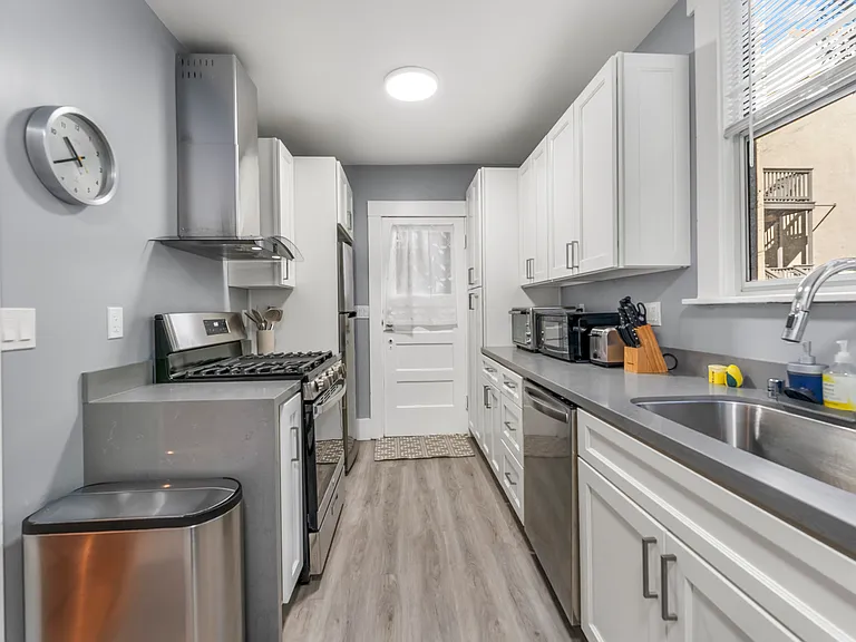 2421 Hilgard Ave #2421 — Photo 9