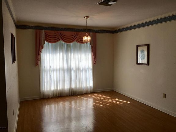 5th image of 222 Emile St
