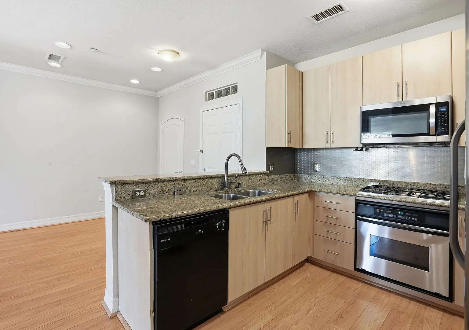 Beautifully upgraded 1 Bdrm, 1 Bath w/large storage room available for rent — Photo 2