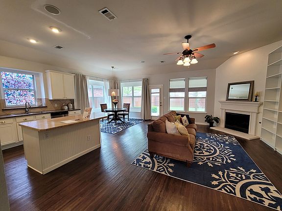 4th image of 2408 Eaton Dr