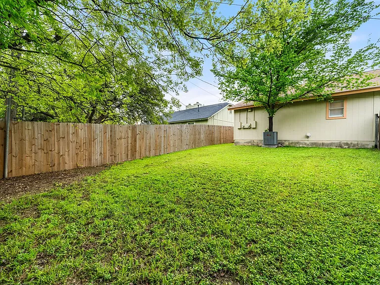 411 Greenlawn Blvd — Photo 27