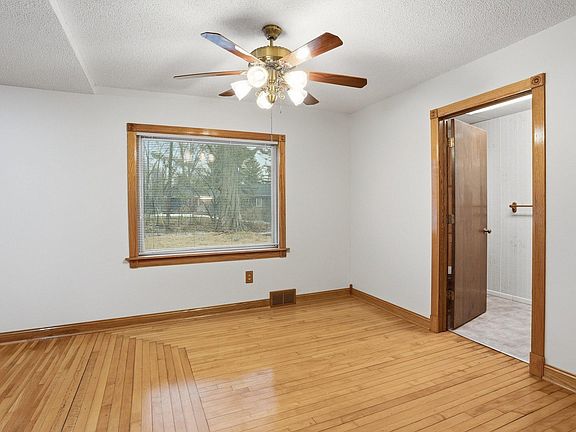 2nd image of 900 Greenvale Ave W