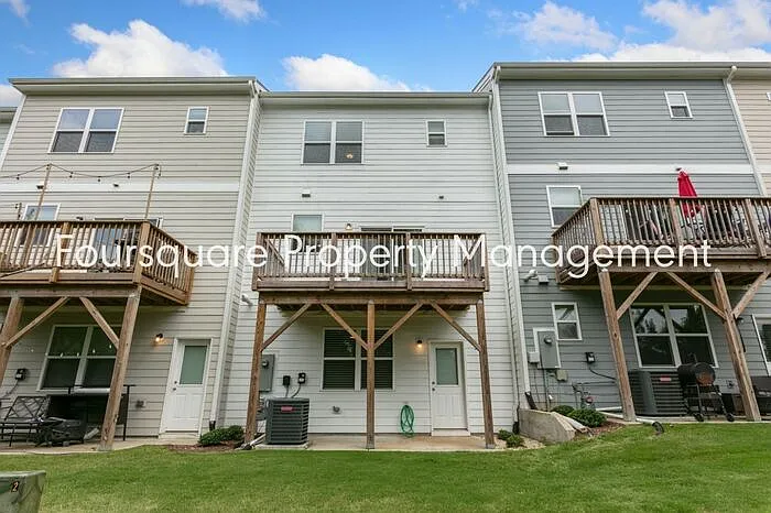 3 bed, 2.5 bath, 2249 sqft, $2,197 — Photo 4