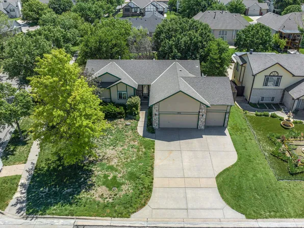 1902 S Hoyt Cir, Wichita, KS 67207