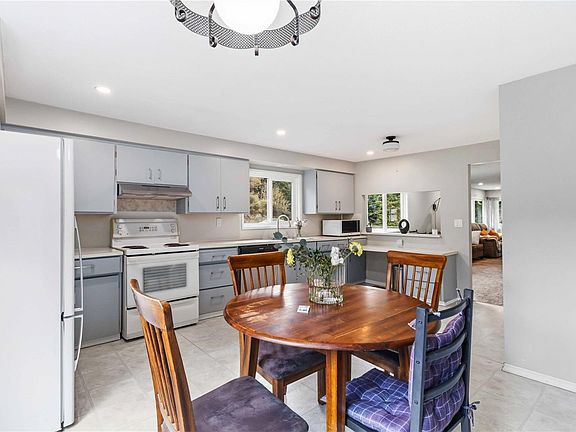 5th image of 3061 Sooke Rd