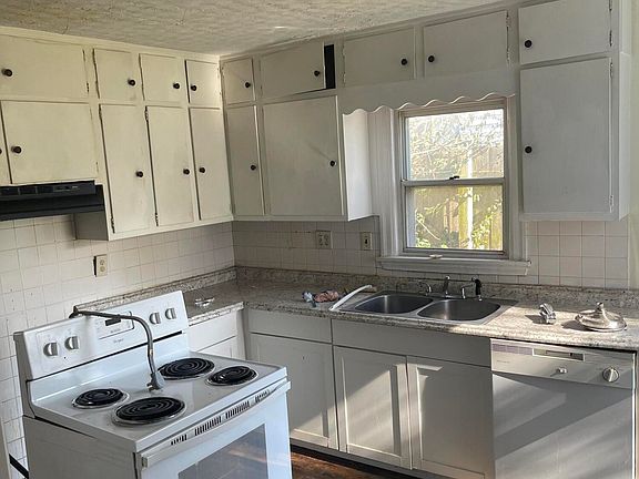 3rd image of 425 Meadow Park